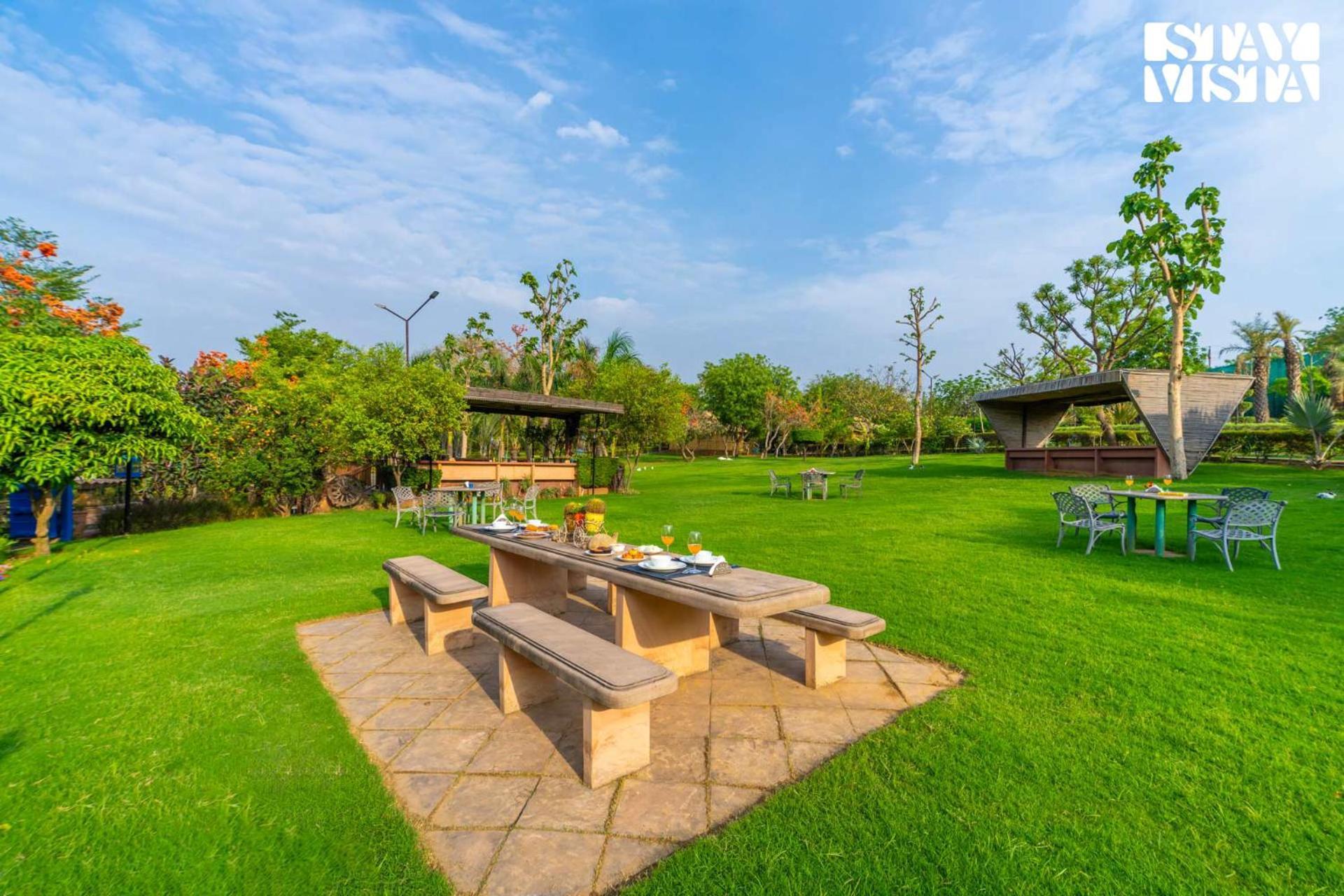 Stayvista At Maple Farms With Pool, Bbq & Bonfire Sohna Buitenkant foto